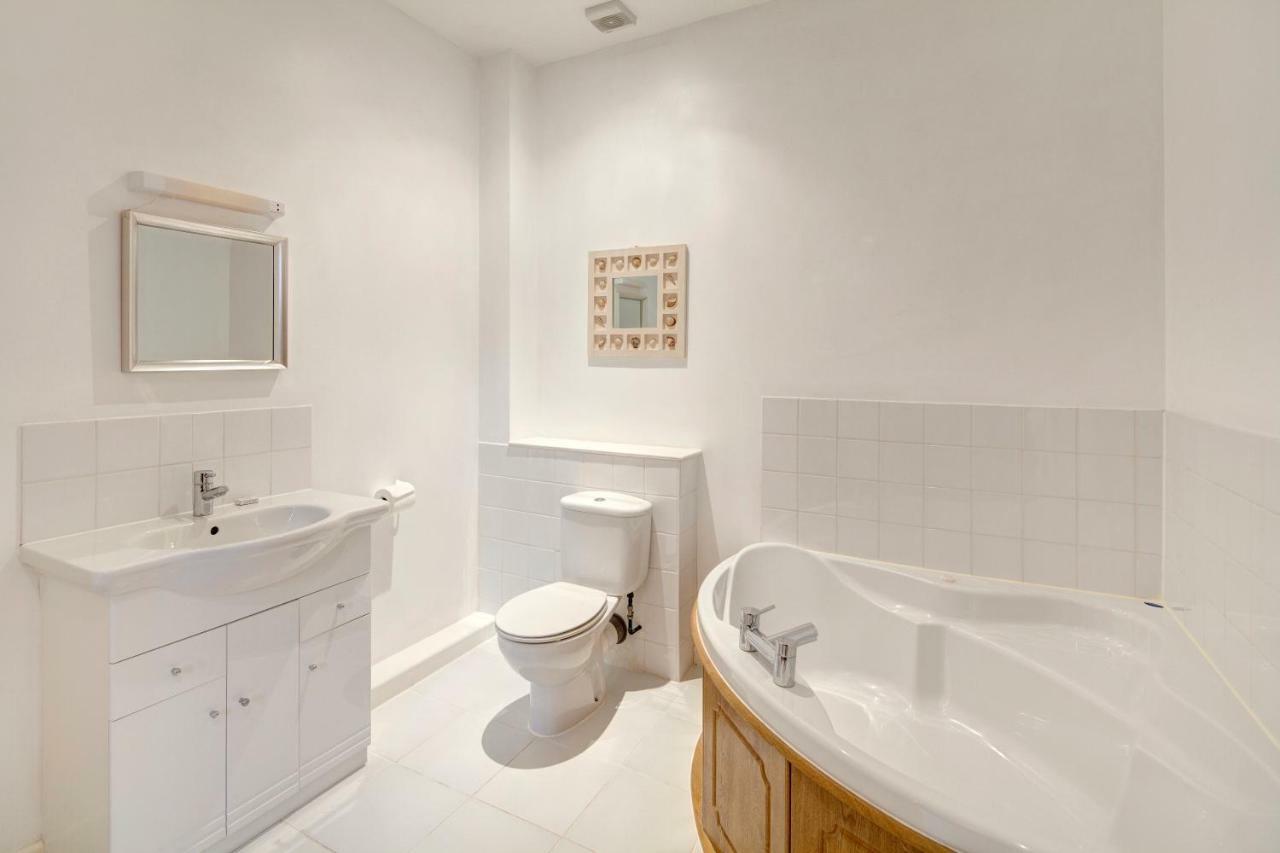 Quay Quarters Villa ชิชิสเตอร์ ภายนอก รูปภาพ